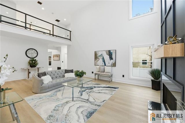 5 Hackett Drive, Edison, NJ 08820