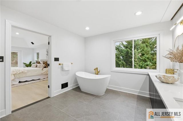 5 Hackett Drive, Edison, NJ 08820