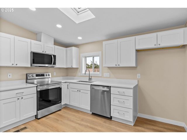 1202 N PARK Ave, Eugene, OR 97404