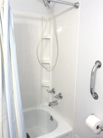 2662 Wildwood Court, Lake Orion, MI 48360