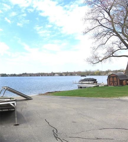 2662 Wildwood Court, Lake Orion, MI 48360