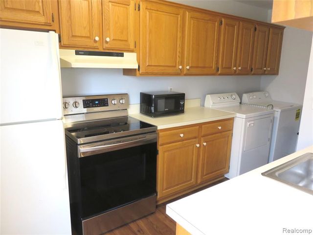2662 Wildwood Court, Lake Orion, MI 48360