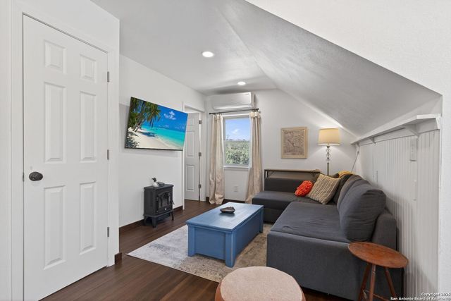 936 County Road 375, San Antonio, TX 78253