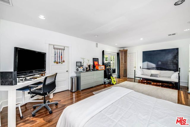 206 N Wilton Place, Los Angeles, CA 90004