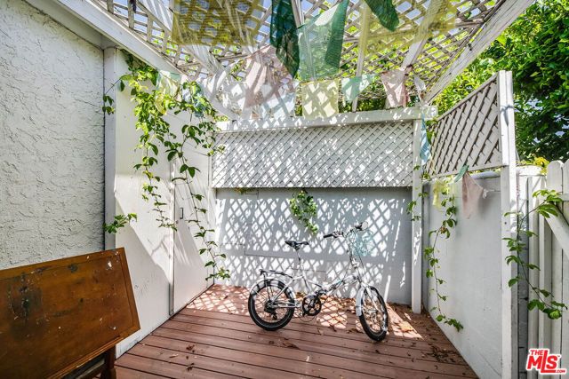206 N Wilton Place, Los Angeles, CA 90004