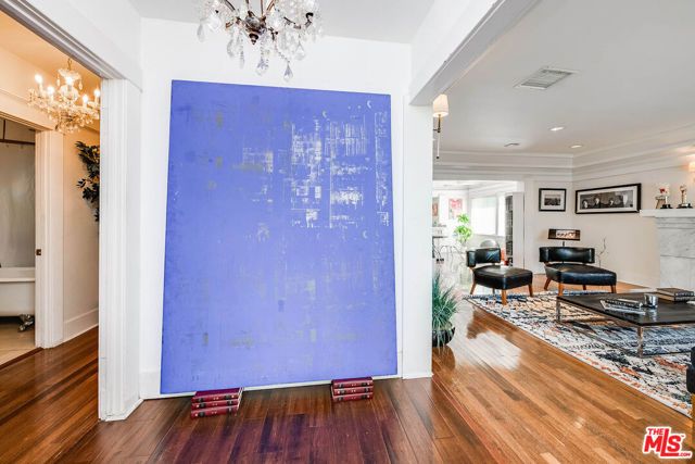 206 N Wilton Place, Los Angeles, CA 90004