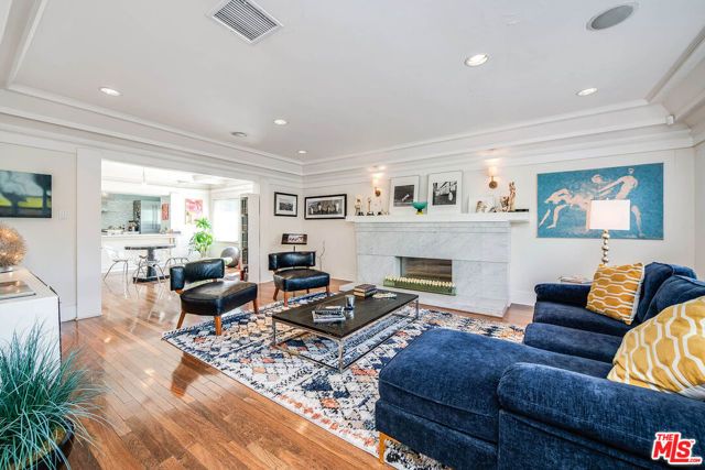 206 N Wilton Place, Los Angeles, CA 90004