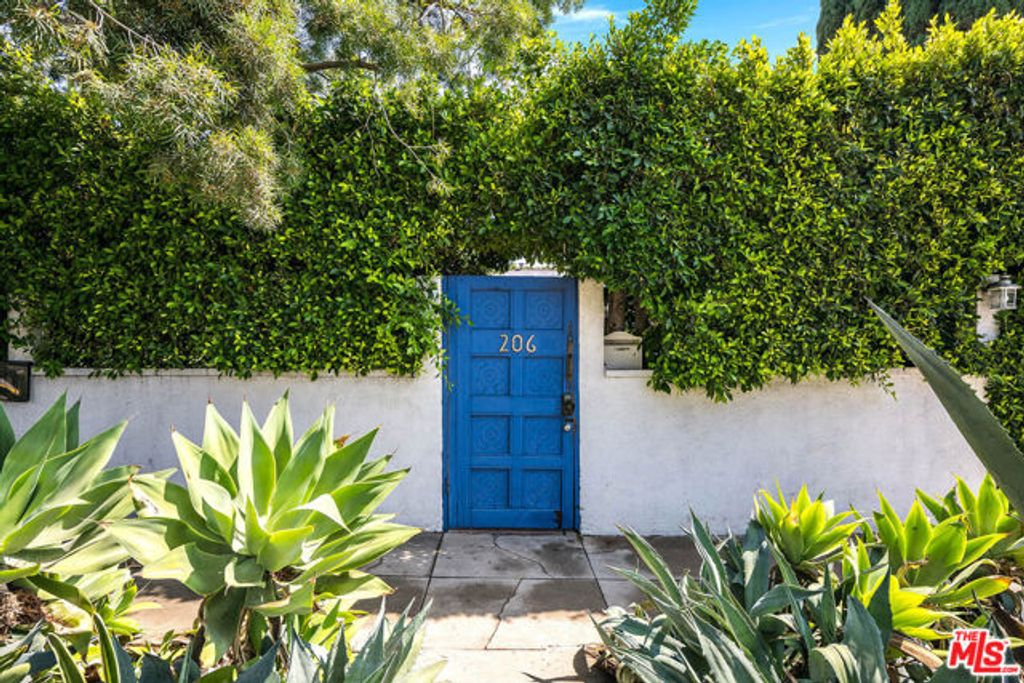 206 N Wilton Place, Los Angeles, CA 90004