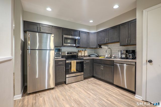 32 Deer Run 32, Bethel, CT 06801