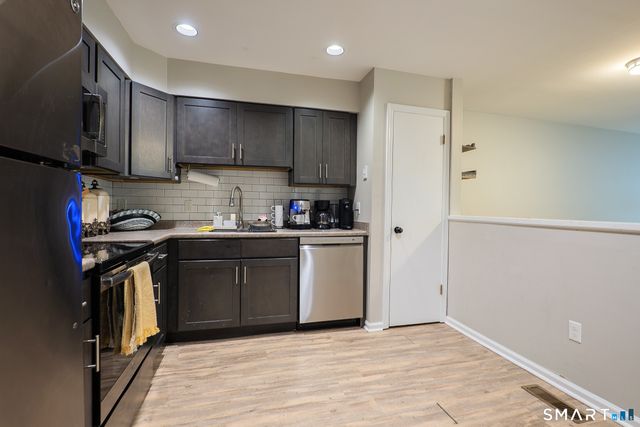 32 Deer Run 32, Bethel, CT 06801