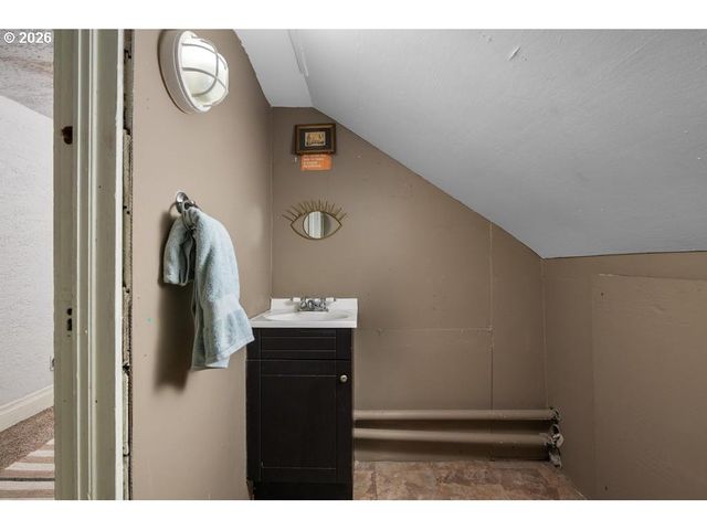 6056 Ne WILLOW St, Portland, OR 97213