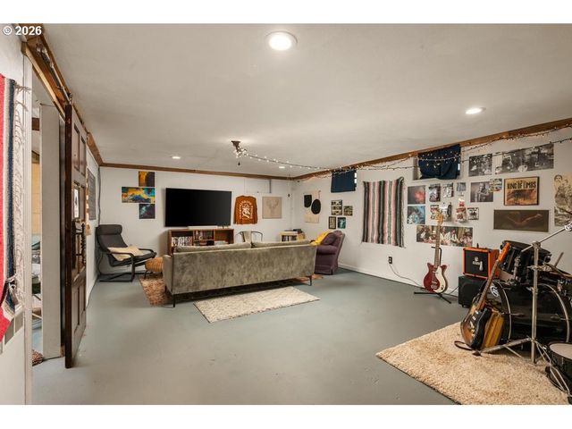 6056 Ne WILLOW St, Portland, OR 97213