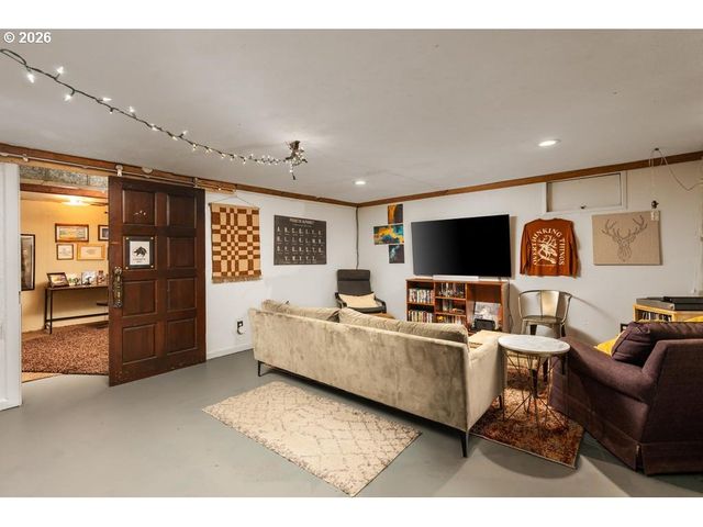 6056 Ne WILLOW St, Portland, OR 97213