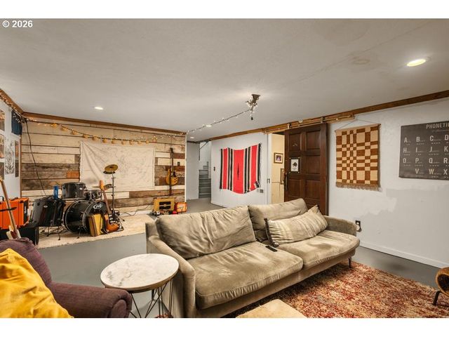 6056 Ne WILLOW St, Portland, OR 97213