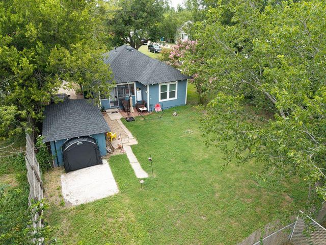 1111 McLain ST, Taylor, TX 76574