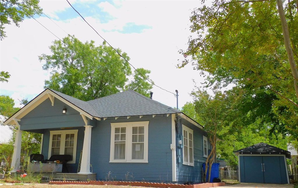 1111 McLain ST, Taylor, TX 76574