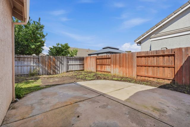 5821 Ridgepoint Dr, Antelope, CA 95843