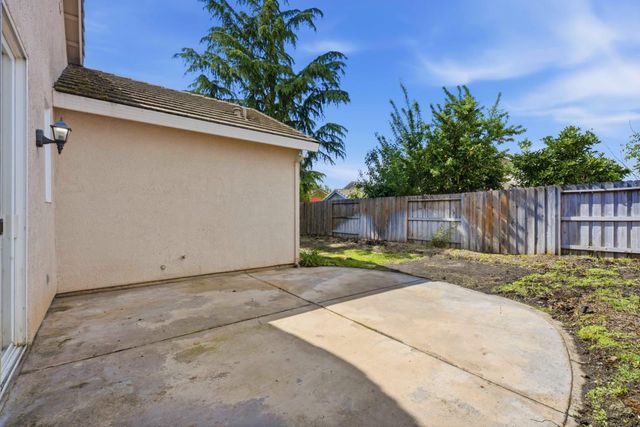 5821 Ridgepoint Dr, Antelope, CA 95843