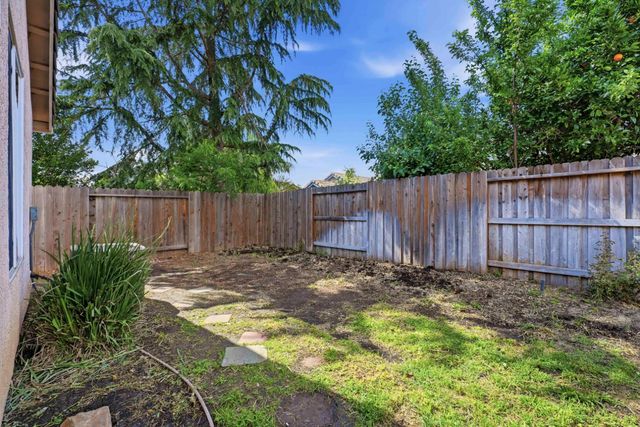 5821 Ridgepoint Dr, Antelope, CA 95843