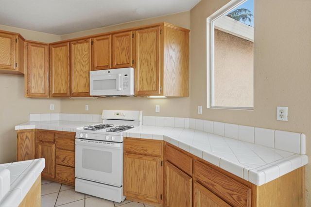 5821 Ridgepoint Dr, Antelope, CA 95843