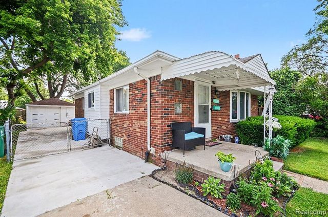 23116 Beechwood Avenue, Eastpointe, MI 48021