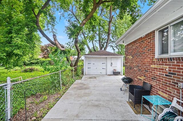23116 Beechwood Avenue, Eastpointe, MI 48021