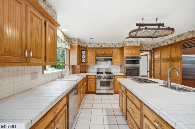 7 Trotters Ln, Mahwah Twp., NJ 07430