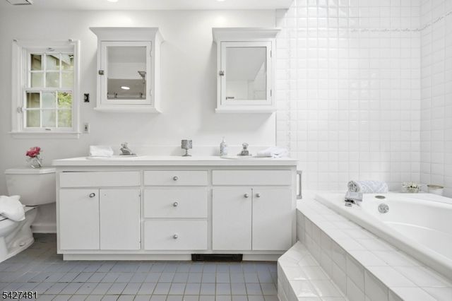 7 Trotters Ln, Mahwah Twp., NJ 07430