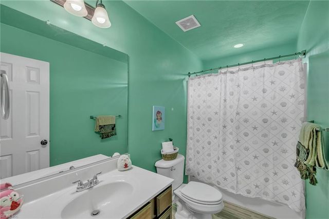 1221 Rosebud LN, Chesapeake, VA 23322