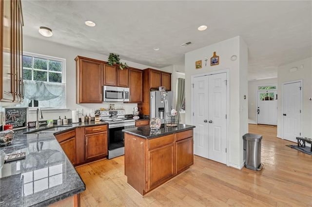 1221 Rosebud LN, Chesapeake, VA 23322