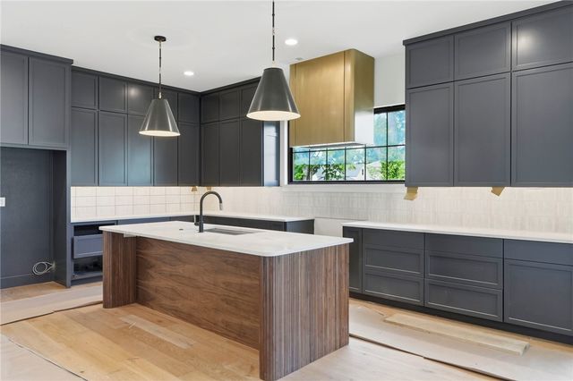 722 W Central Avenue, Bentonville, AR 72712