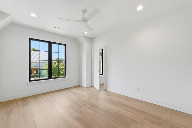 722 W Central Avenue, Bentonville, AR 72712