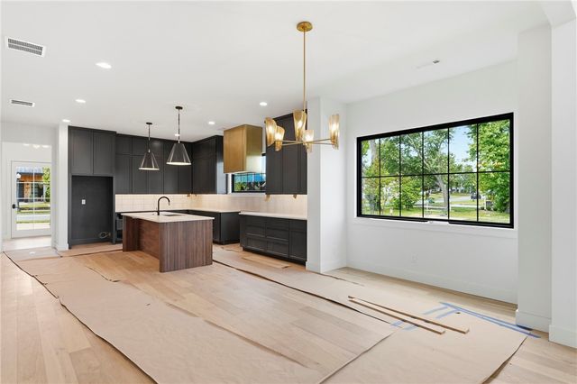 722 W Central Avenue, Bentonville, AR 72712