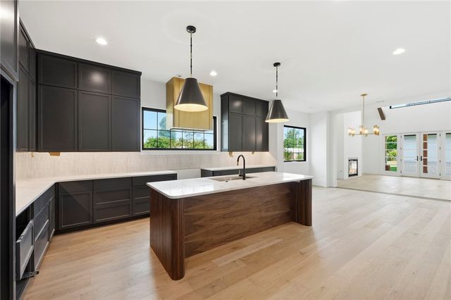 722 W Central Avenue, Bentonville, AR 72712