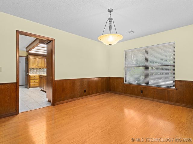 214 Edna Mae Lane, Bartlesville, OK 74003