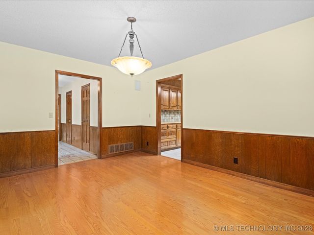 214 Edna Mae Lane, Bartlesville, OK 74003