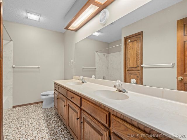 214 Edna Mae Lane, Bartlesville, OK 74003