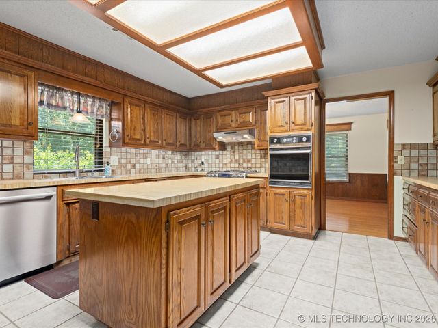 214 Edna Mae Lane, Bartlesville, OK 74003