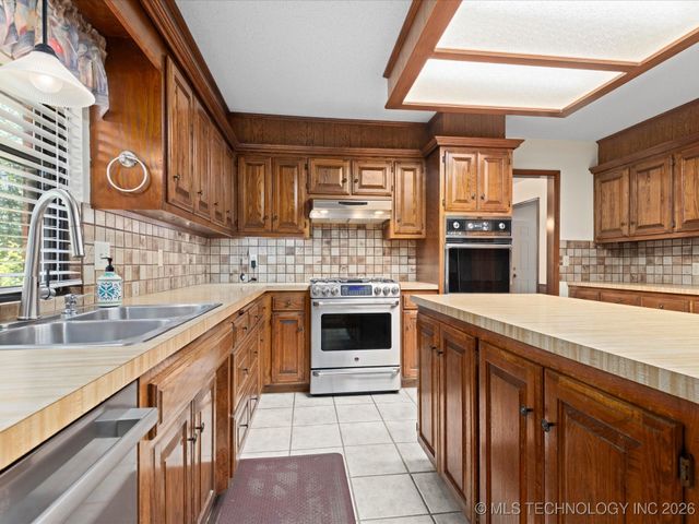 214 Edna Mae Lane, Bartlesville, OK 74003