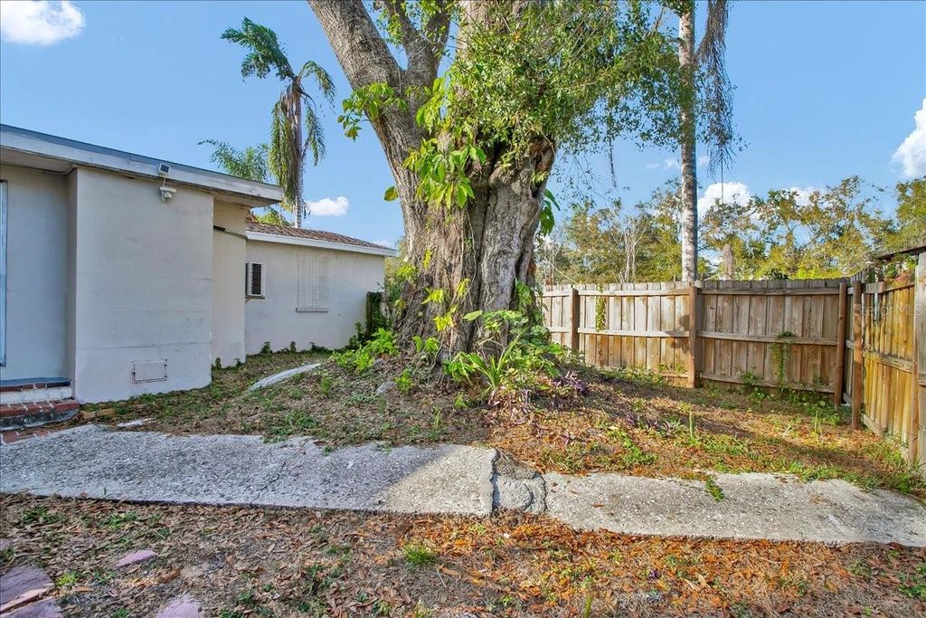 Image 12 of property listing at 4017 WATSON ROAD, Tampa, FL 33610