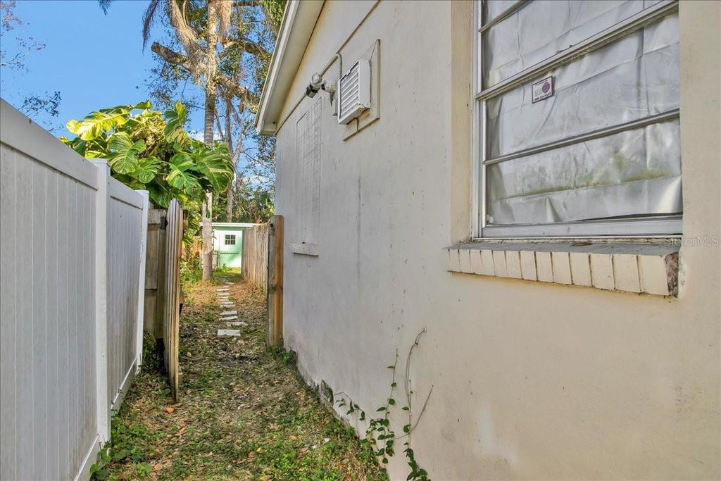 Image 6 of property listing at 4017 WATSON ROAD, Tampa, FL 33610