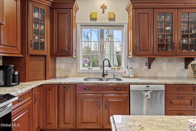 321 Saint Ann Drive, Niskayuna, NY 12309