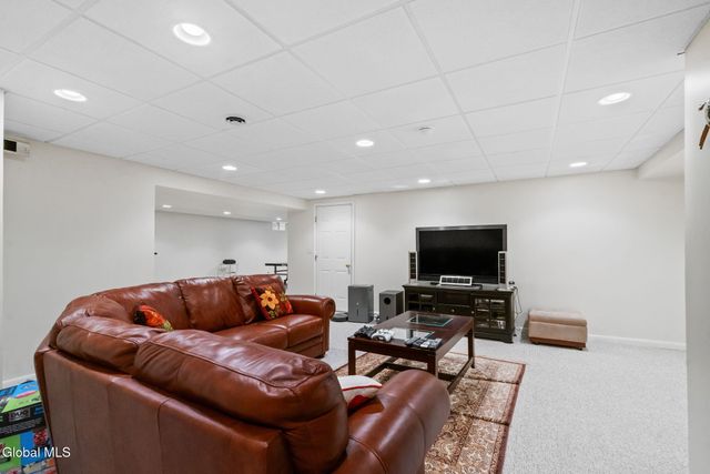 321 Saint Ann Drive, Niskayuna, NY 12309