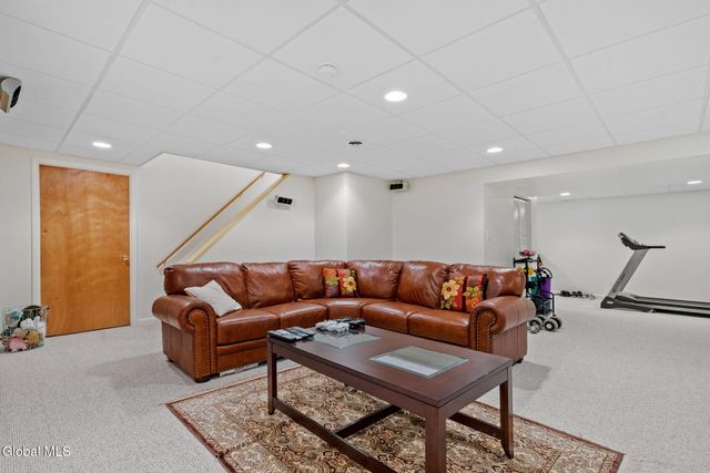 321 Saint Ann Drive, Niskayuna, NY 12309