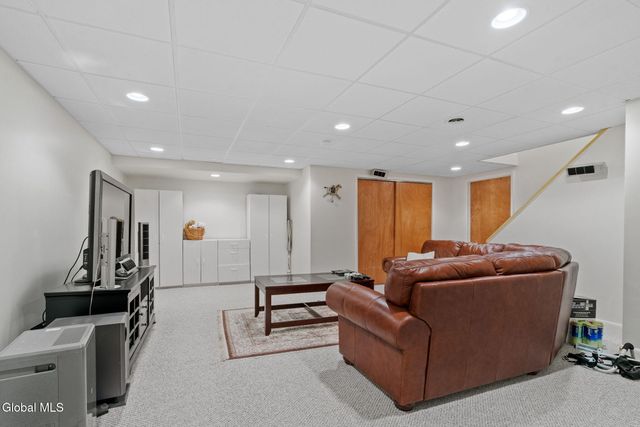 321 Saint Ann Drive, Niskayuna, NY 12309