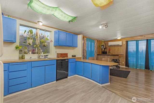 570 Crockett Lake Drive, Coupeville, WA 98239
