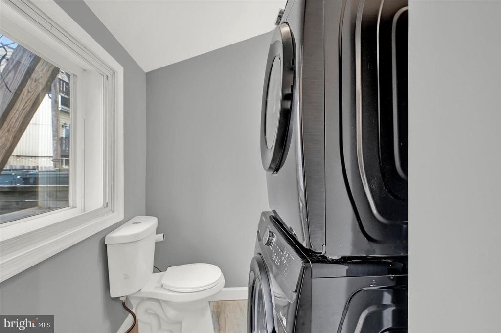 Image 18 of property listing at 1421 HULL ST, Baltimore, MD 21230