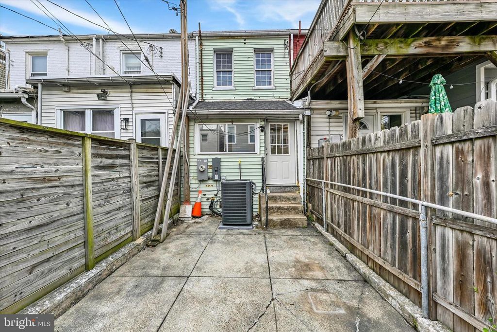 Image 33 of property listing at 1421 HULL ST, Baltimore, MD 21230