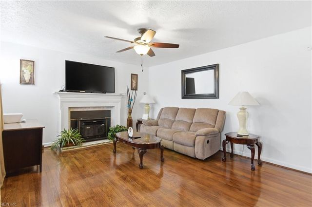 221 Hahn PL, Newport News, VA 23602