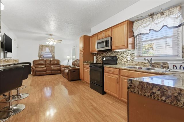 221 Hahn PL, Newport News, VA 23602